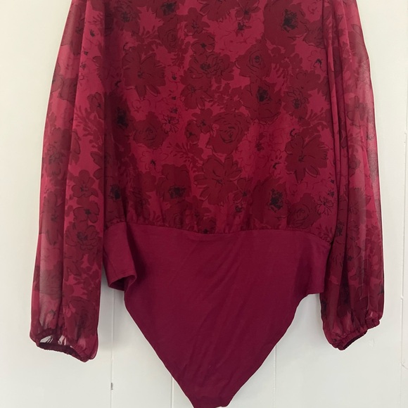 Gibson Look Dark Red Floral Blouse Bodysuit Plunging Neckline Size Large - Picture 14 of 14